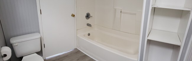 Huge bath and tub with tons of storage - 219 S 11th St
