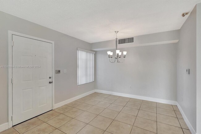 Foto del edificio - 1733 Village Blvd