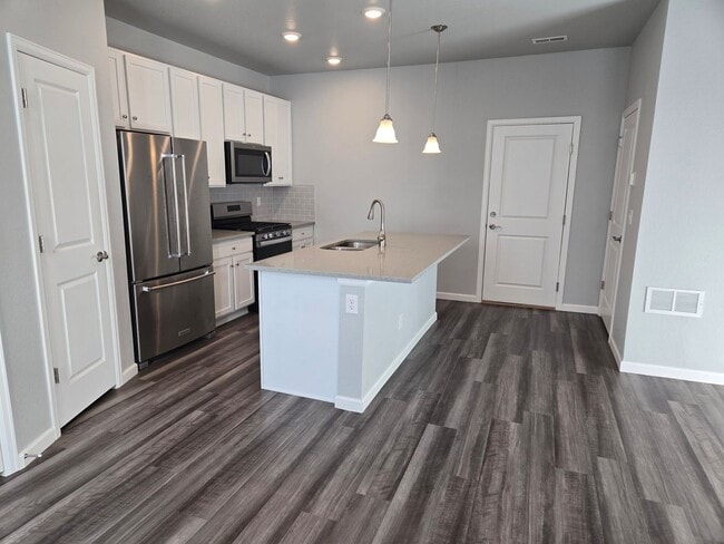 Foto del edificio - Evolve Real Estate: Spacious 3 Bed 2.5 bath Townhouse with Attached 2 Car Garage AVAILABLE NOW!