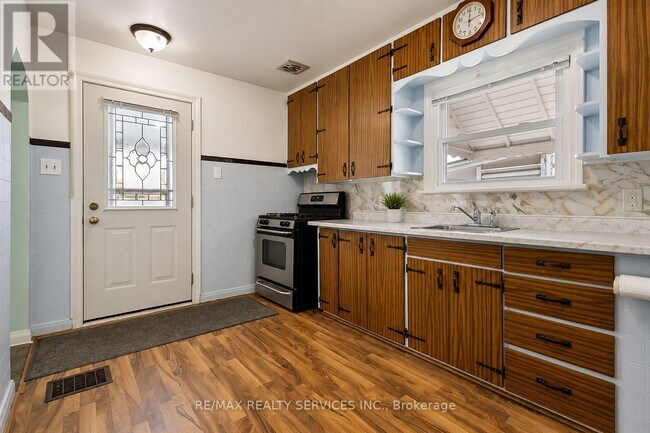 Photo du bâtiment - 215 Highbury Ave N