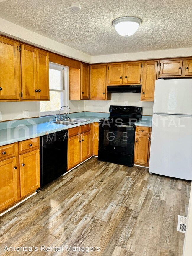 Building Photo - 3 br, 1 bath House - 606 Flag Pole Mountai...