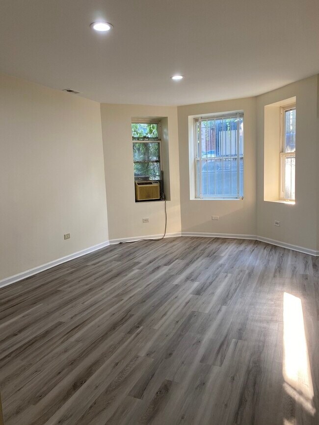 Building Photo - 2315 N Oakley Ave