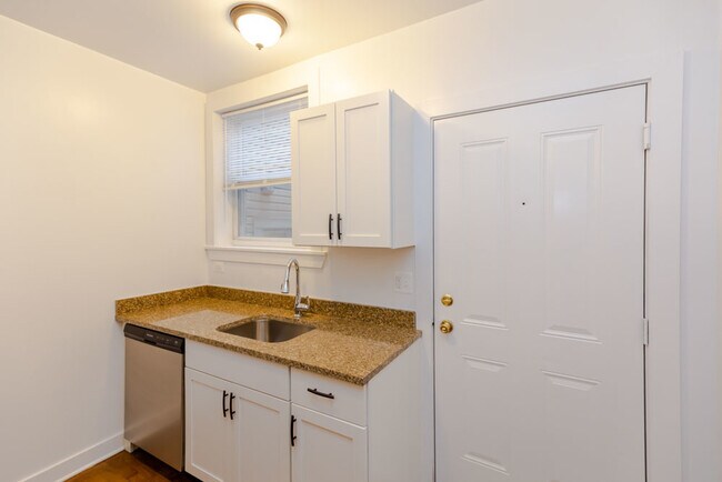 Building Photo - 2242 N Monticello Ave