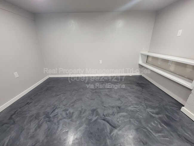 Building Photo - 400/402 Barth Ave