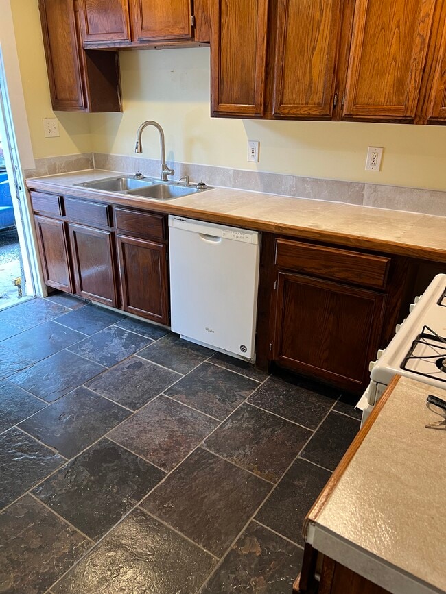 Building Photo - 608 State St