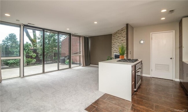 Building Photo - 150 N Bedford Rd