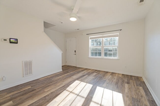 Building Photo - Move-In Ready Townhome Near Camp Lejeune