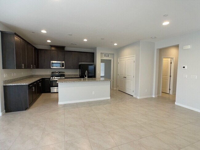 Foto del edificio - 4 BED 2 BATH 2 CAR GARAGE SINGLE STORY SINGLE FAMILY HOME w/ PAVED BACKYARD IN CADENCE COMMUNITY,...