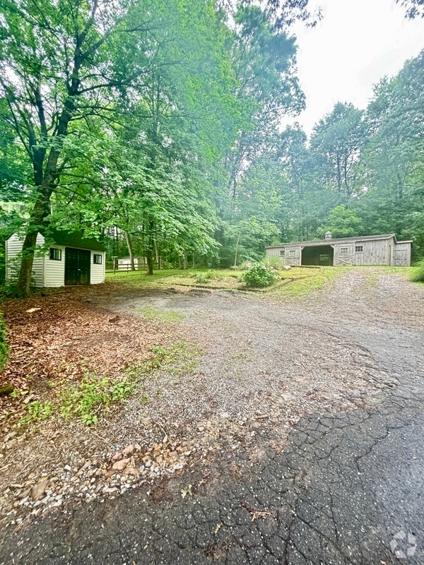 Building Photo - 616 Springville Rd