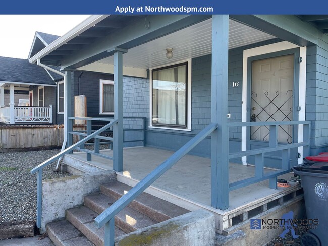 Building Photo - Nice 2 Bedroom 1 Bath Duplex-Great Front P...