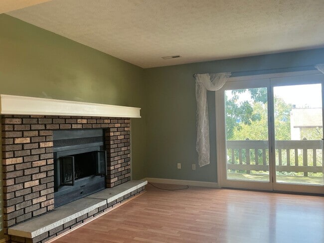 Building Photo - Townhome - 3 Bedroom/ 2.5 Bathroom - Avail...
