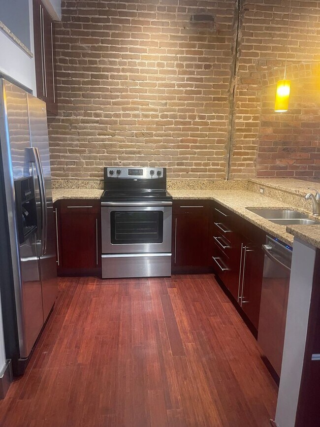 Foto del edificio - Chic Downtown Loft – 2 Bed | 1 Bath | Hear...