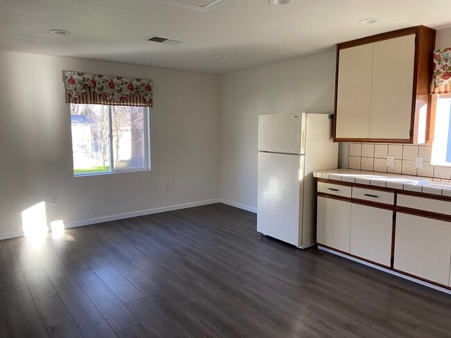 Building Photo - 2 bedroom 1 bath home