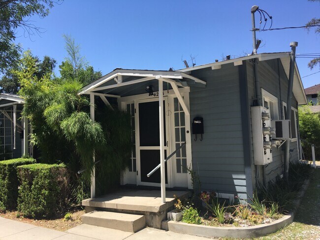 puerta principal - 420 El Centro St