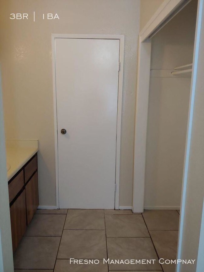 Building Photo - 3 bedroom in Fresno CA 93726
