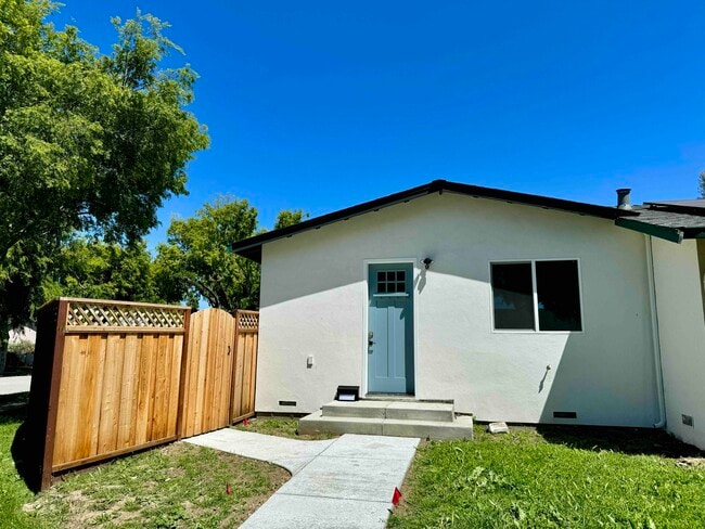 Foto del edificio - 7780 Inverness Dr