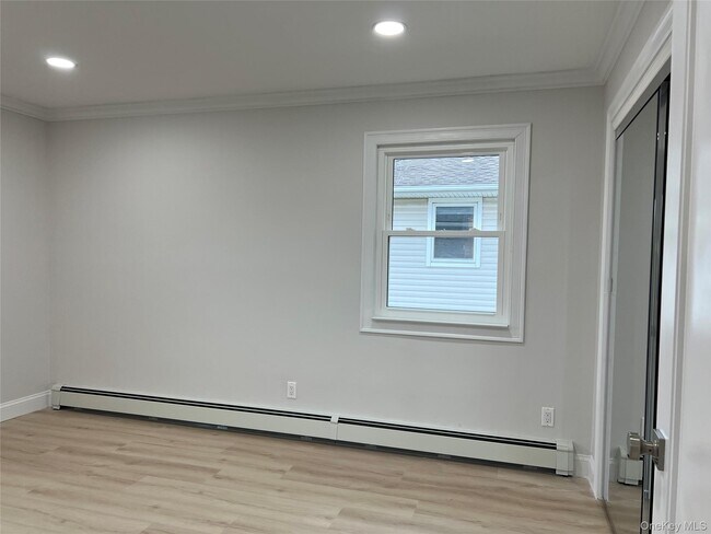 Foto del edificio - 683 Old Bethpage Rd