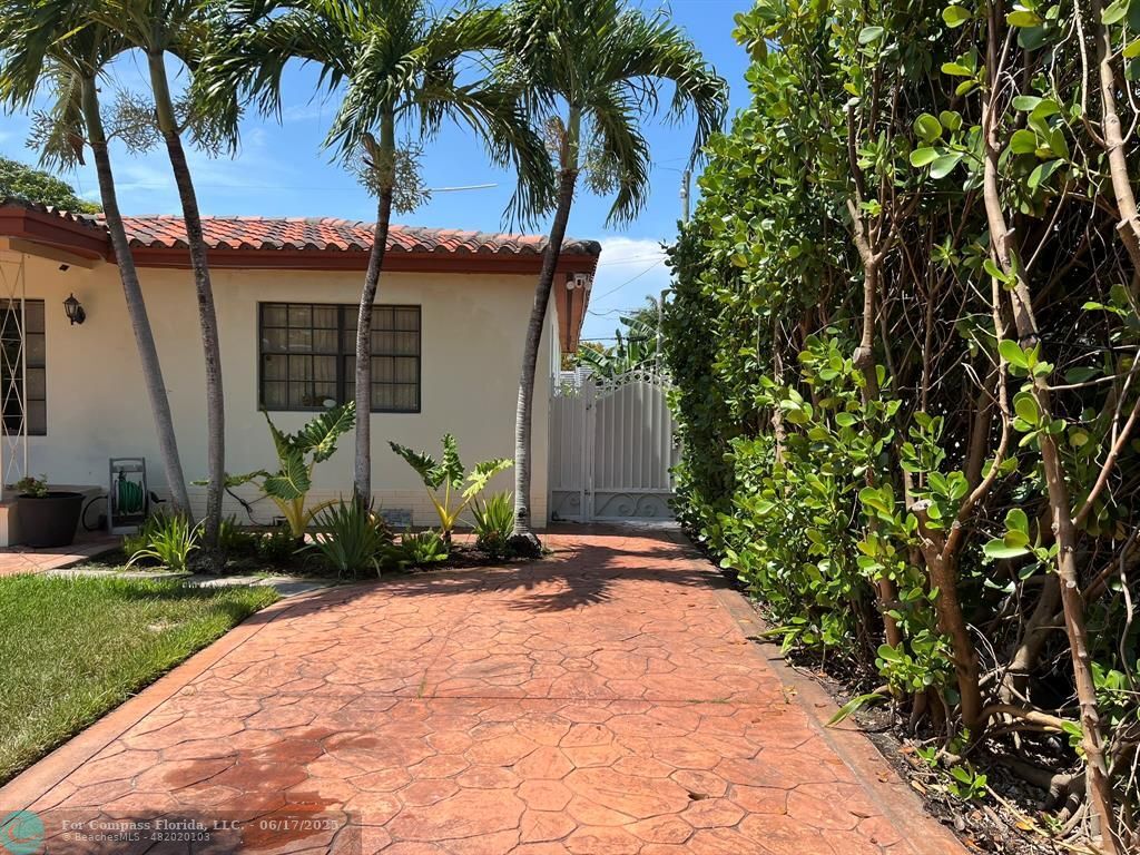 Foto principal - 445 NE 109th St