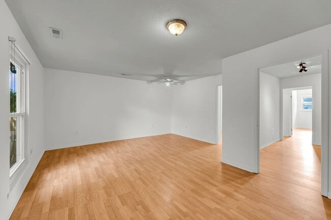 Foto del edificio - Folly Beach Apartment: Steps From All The Action