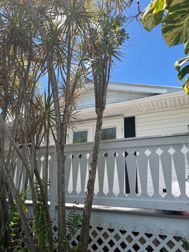Building Photo - Large home on corner lot!