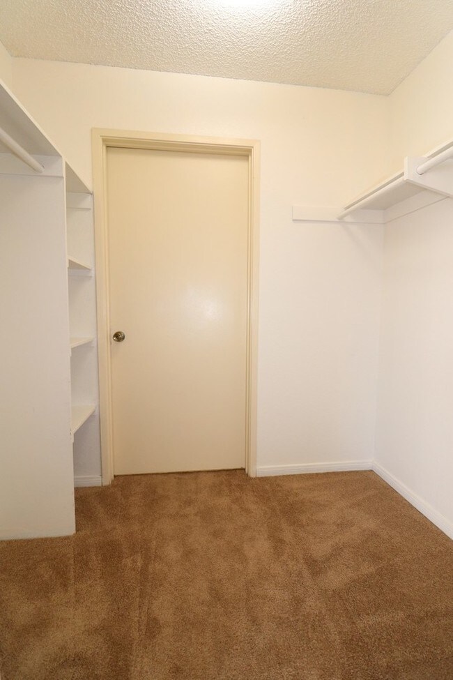 Building Photo - Studio Apartment w/Parking, A/C