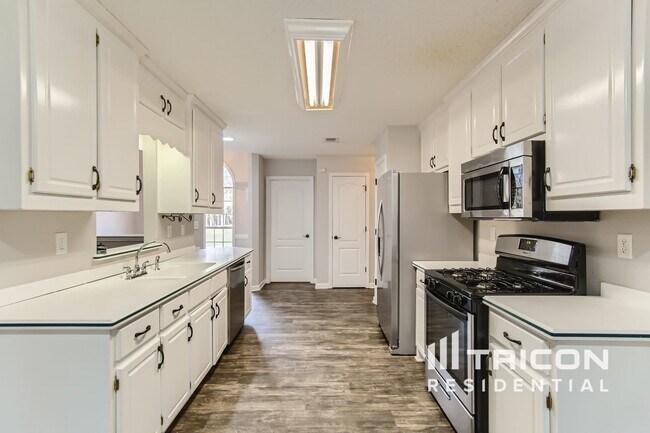 Building Photo - 1207 Maplewood Cir