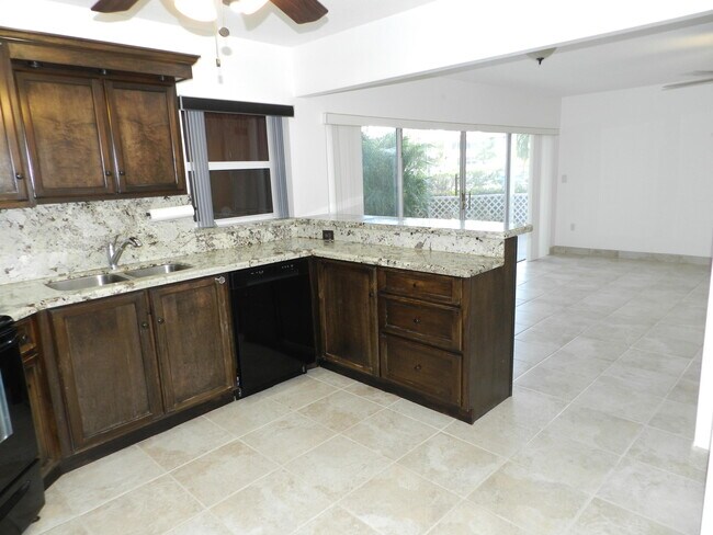 Building Photo - 3 Greenway Village N