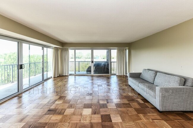 Building Photo - 1300 Army Navy Dr