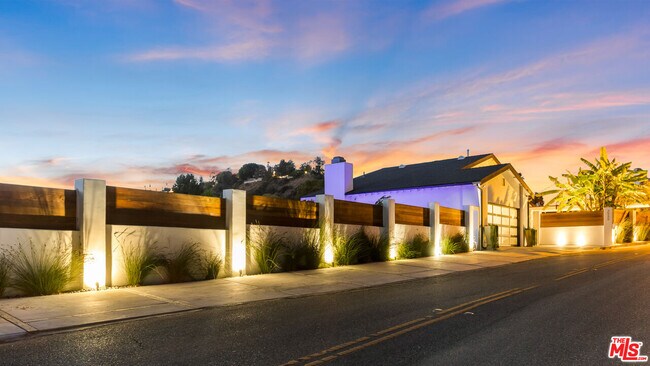 Foto del edificio - 2535 Nichols Canyon Rd