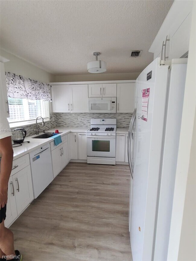 Building Photo - 4 br, 2.5 bath House - 15766 SW 74th St Fl...