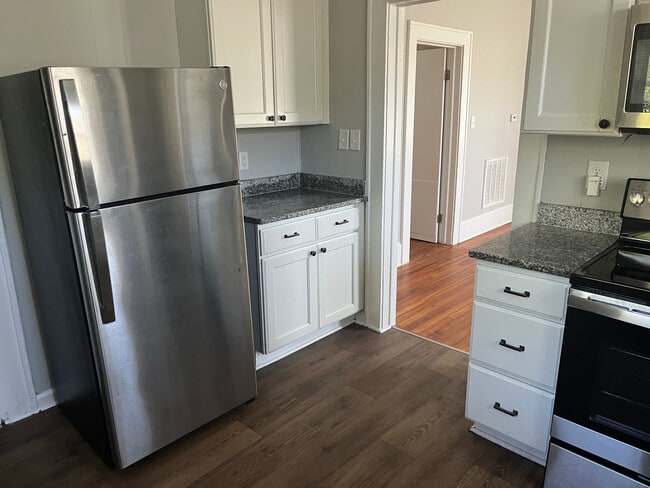 Building Photo - Room in House on Holloway St