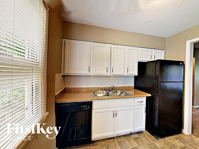 Building Photo - 6680 Foxshire Dr