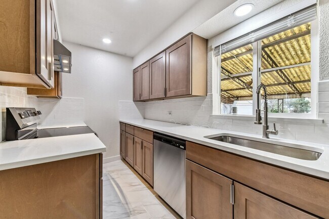 Foto del edificio - Stunning Single Family Home | 4BR/2BA | 1-Car Covered Parking | Fenced backyard