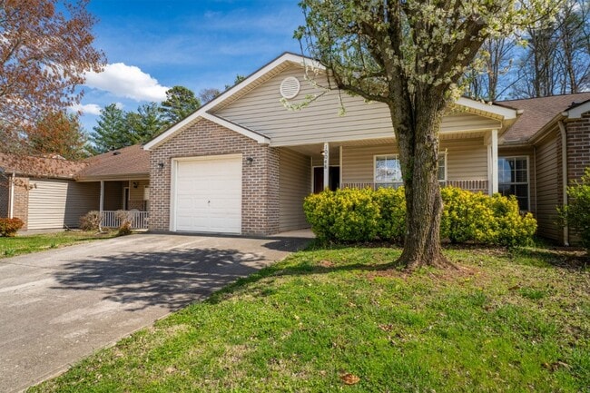 Building Photo - Amazing Townhome/Condo in West Knox, completely remodeled 3br/2ba 1560 sqft/ end unit in sought-a...