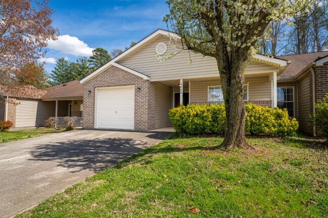 Foto del edificio - Amazing Townhome/Condo in West Knox, completely remodeled 3br/2ba 1560 sqft/ end unit in sought-a...