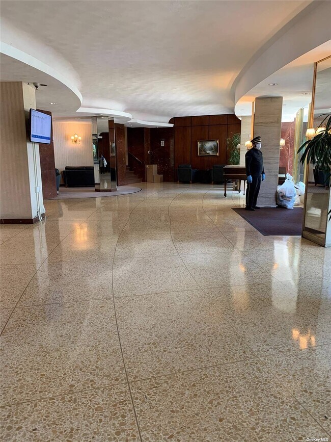 Foto del edificio - 61-20 Grand Central Pkwy