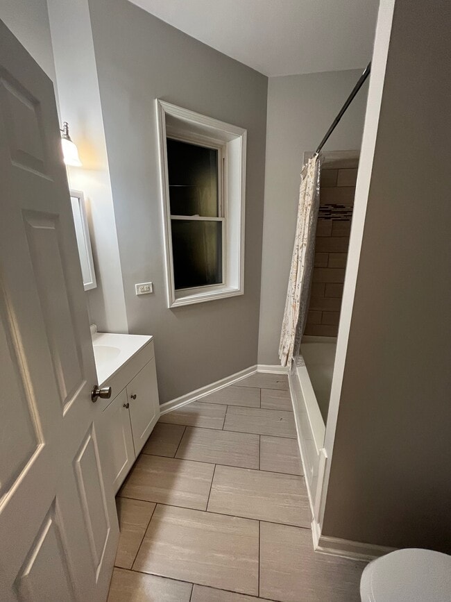 Bathroom - 7034 S Rhodes Ave