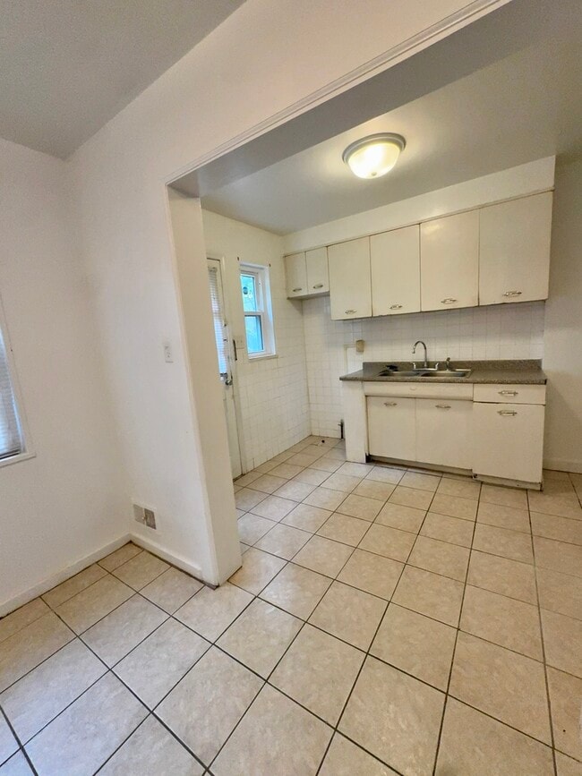 Foto del edificio - 825 N Raynor Ave
