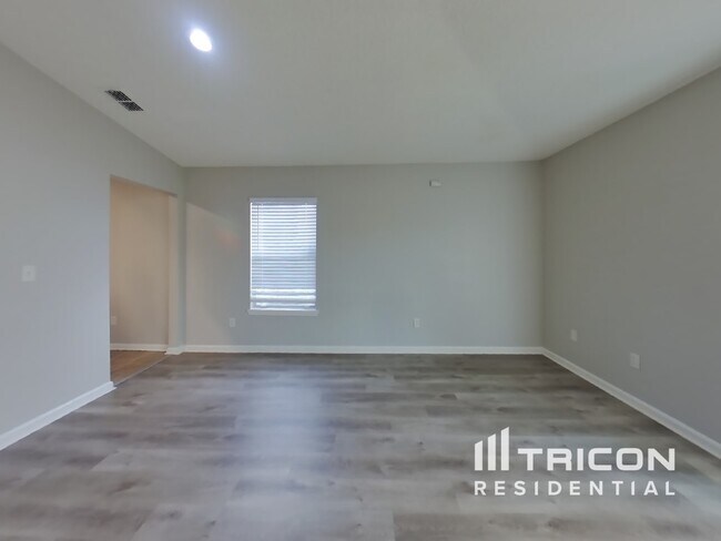 Foto del edificio - 3424 International Village Dr W