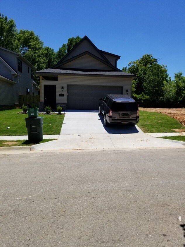 Foto principal - 3 bedroom 3.5 bathroom home near campus