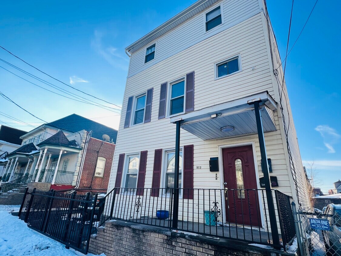 Primary Photo - 972 Madison Ave