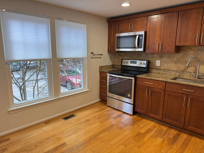 Foto del edificio - Beautiful 4 Bed 2.5 Bath Townhome in Burke For Rent!
