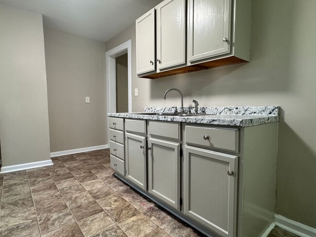 Building Photo - 2 Bedroom, 1 Bathroom House in High Point!