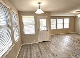 Building Photo - 5509 Columbia Dr