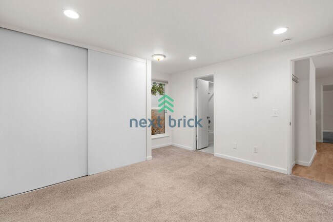 Foto del edificio - 2 BED & 1.75 BATH FOR RENT