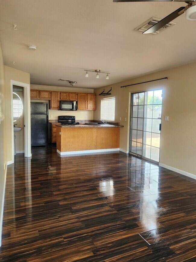 Foto del edificio - 1731 E Cambridge Ave