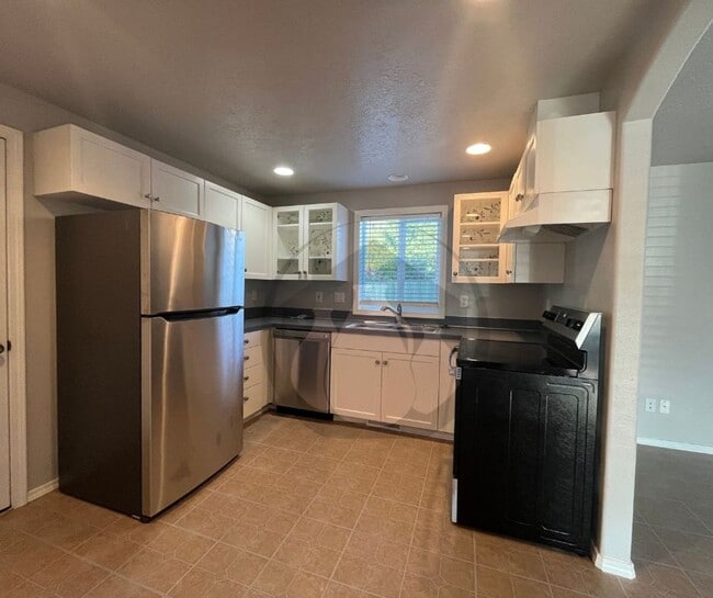 Building Photo - Townhouse Duplex- Rent Ready.   Fenced Yard