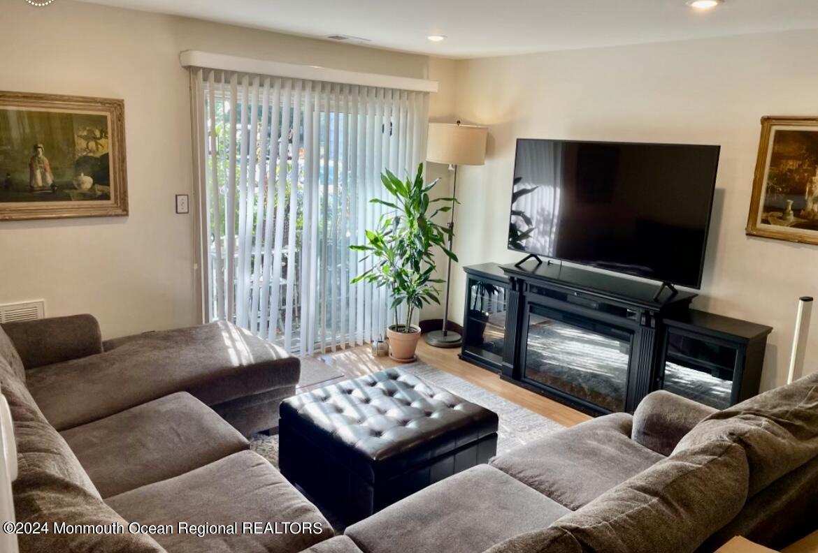 102 Wedgewood Cir, Middletown, NJ 07748 Condo for Rent in Middletown