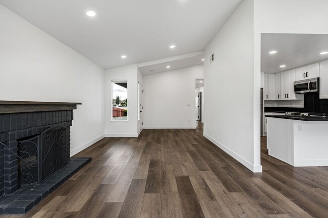 Foto del edificio - Just Renovated: Stunning 3-Bedroom, 2-Bath...