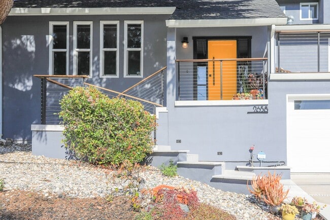 Building Photo - Stunning East Richmond Heights Home!